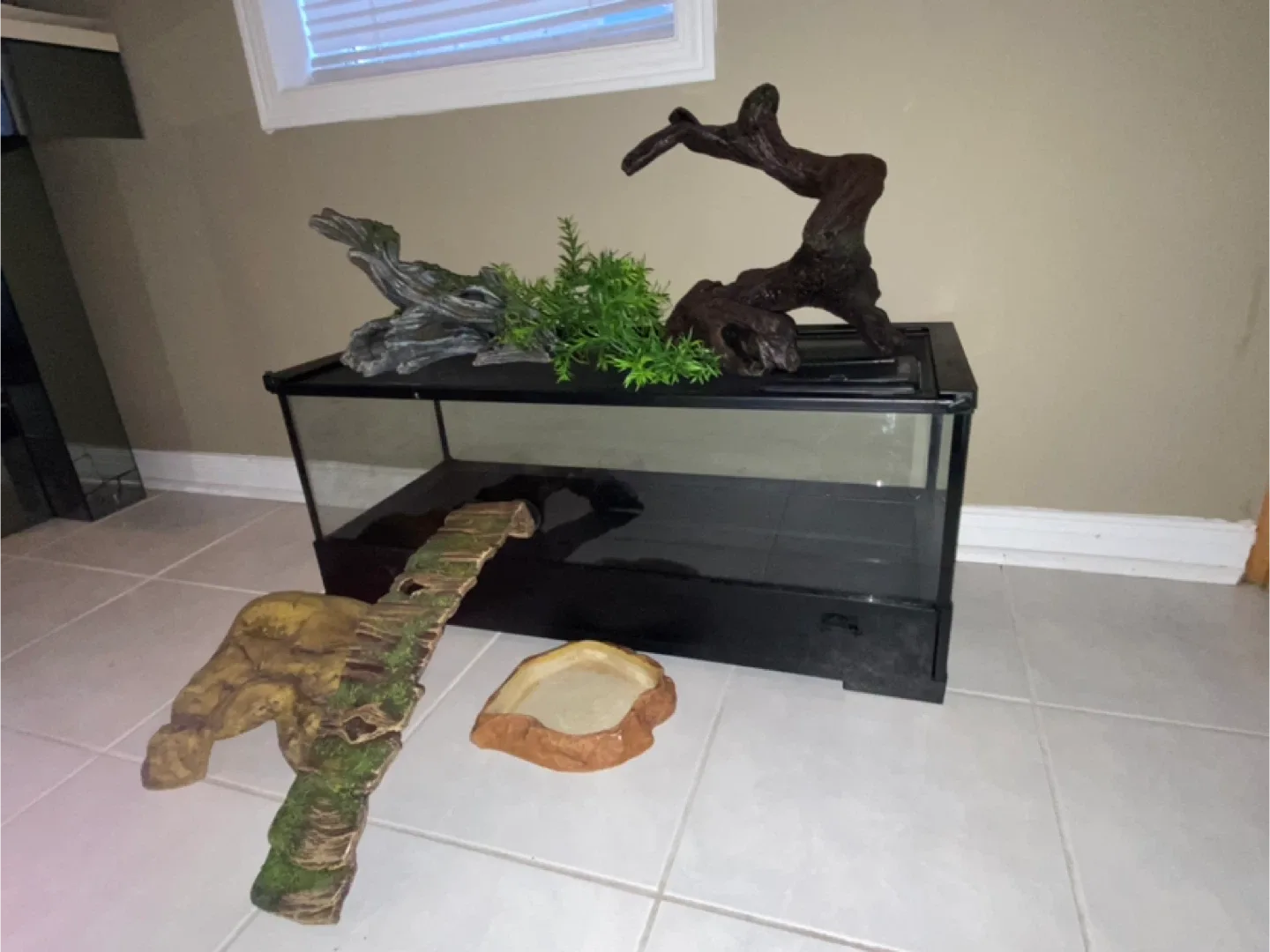 Reptile Terrarium with Accessories image indicator(4)