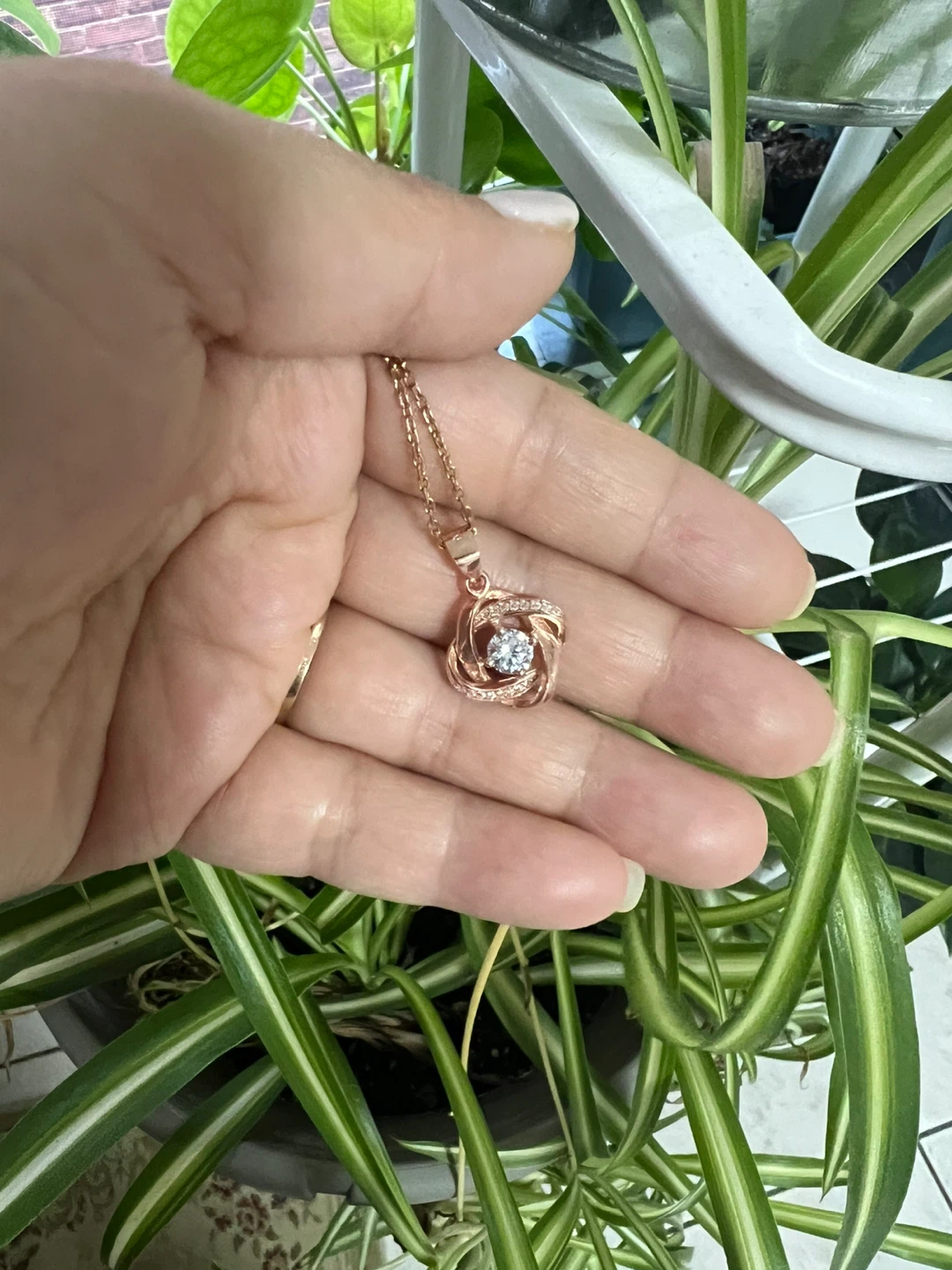 Elegant necklace with pendant.