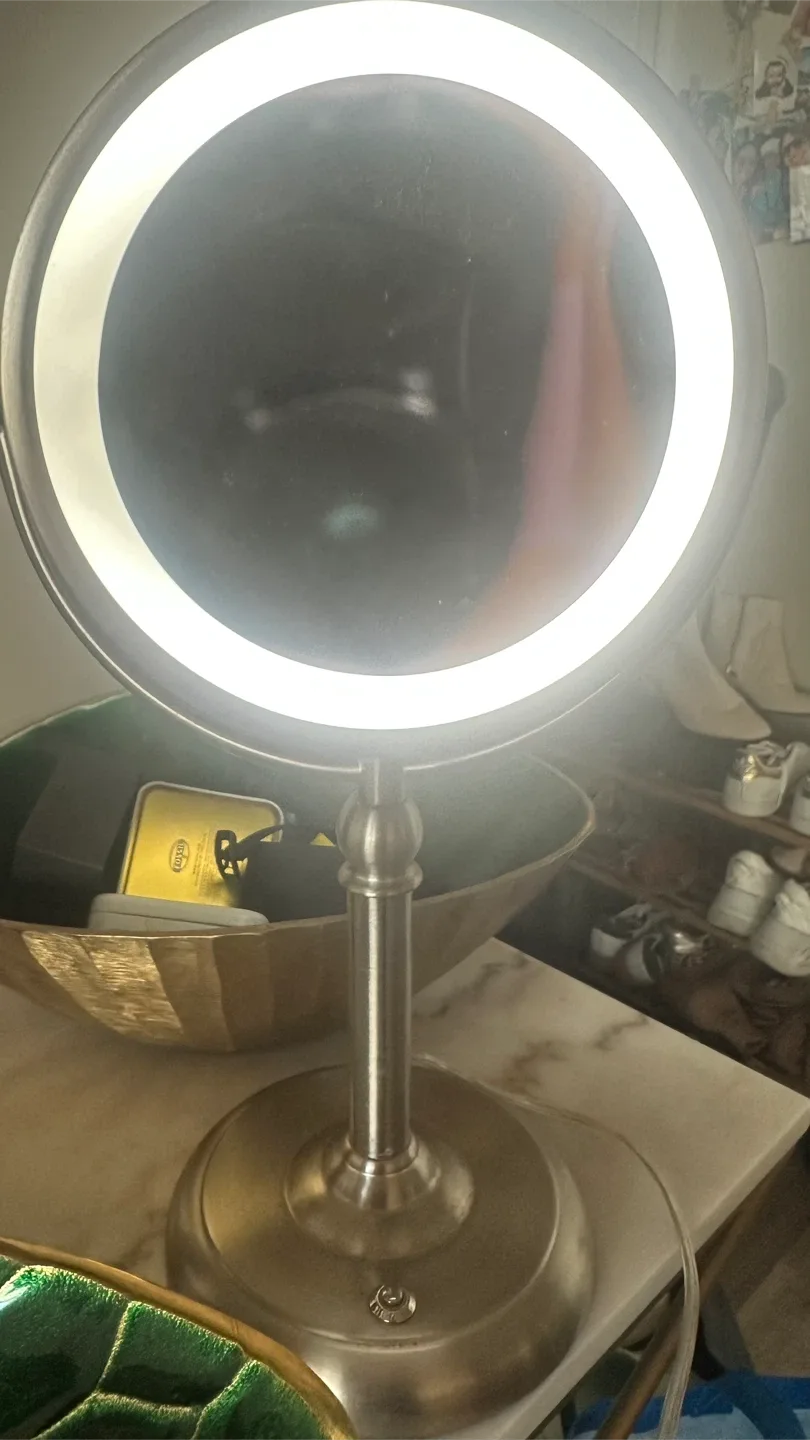 Illuminated Vanity Mirror, with zoom image indicator(3)