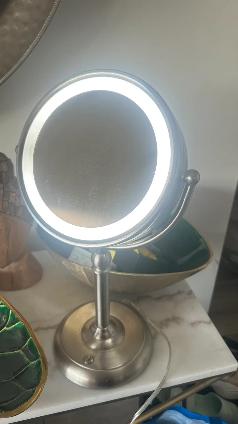 Illuminated Vanity Mirror, with zoom image indicator(2)