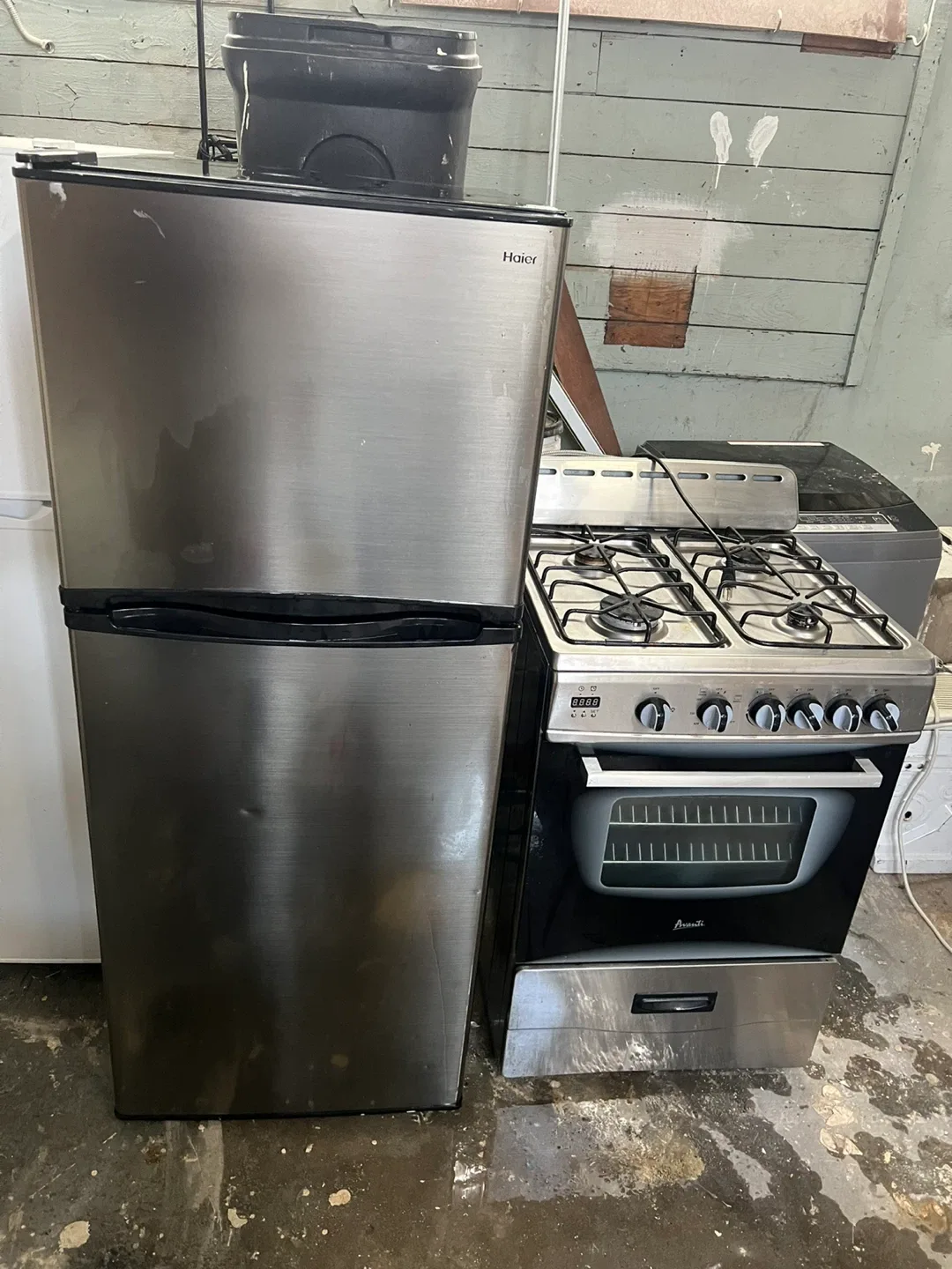 Haier Refrigerator & Avanti Gas Range
