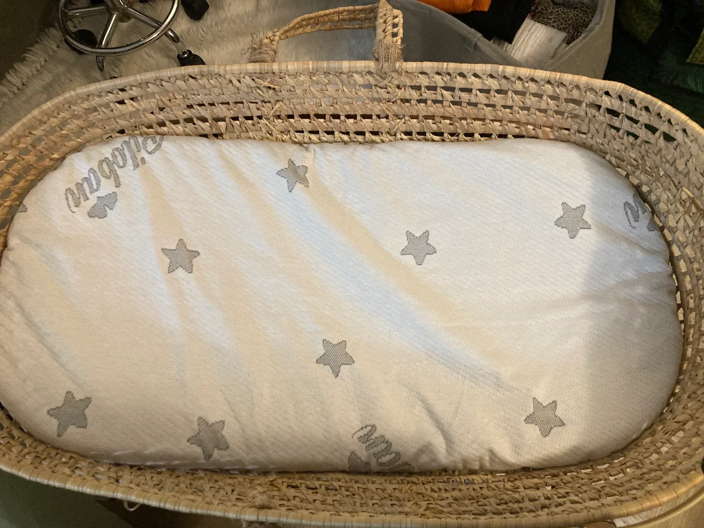 Jolly Jumper Bassinet stand with Moses Bassinet image indicator(2)