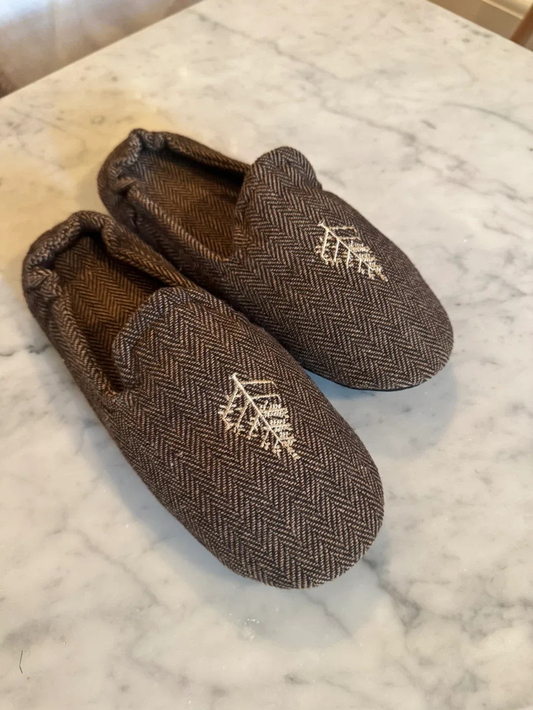 Four Seasons Embroidered Indoor Men’s Slippers image indicator(2)