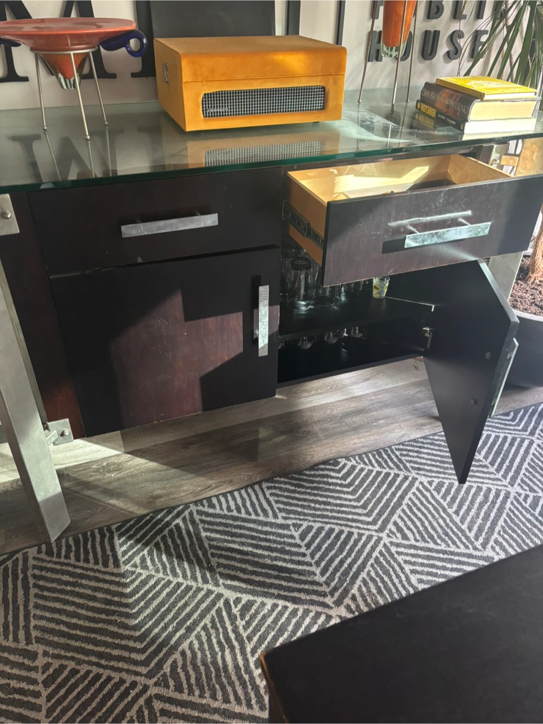 Bar cabinet with glass top - photo 2