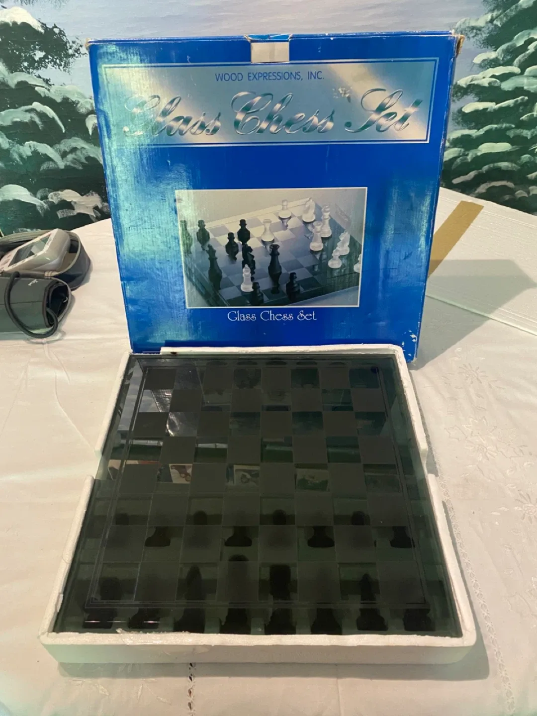 Wood Expressions Glass Chess Set image indicator(3)