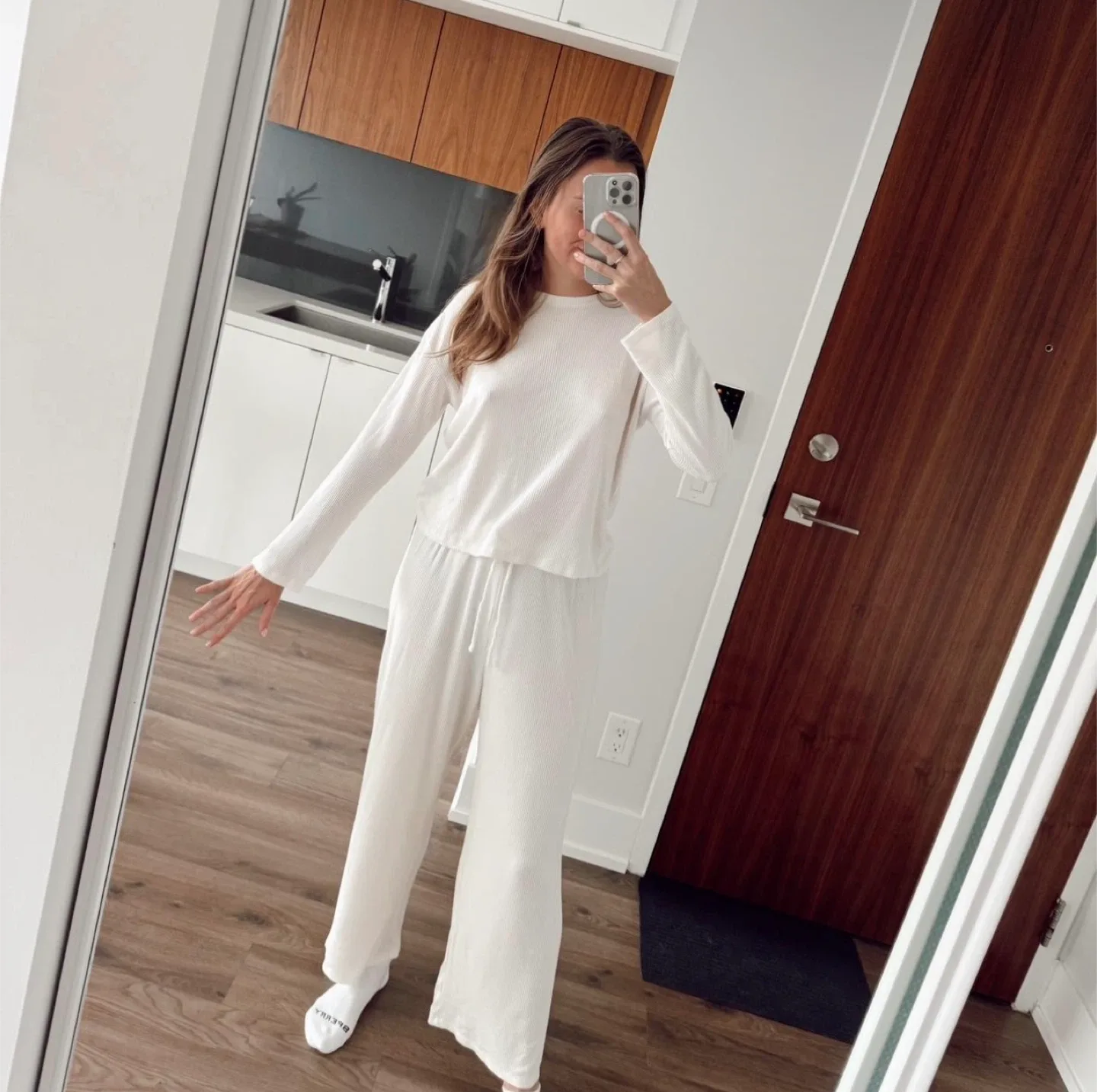 White lounge set (top&pants) image indicator(2)