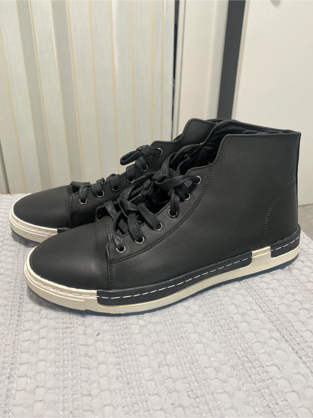 Milanos Osmond Black High-Top Sneakers - Size 7