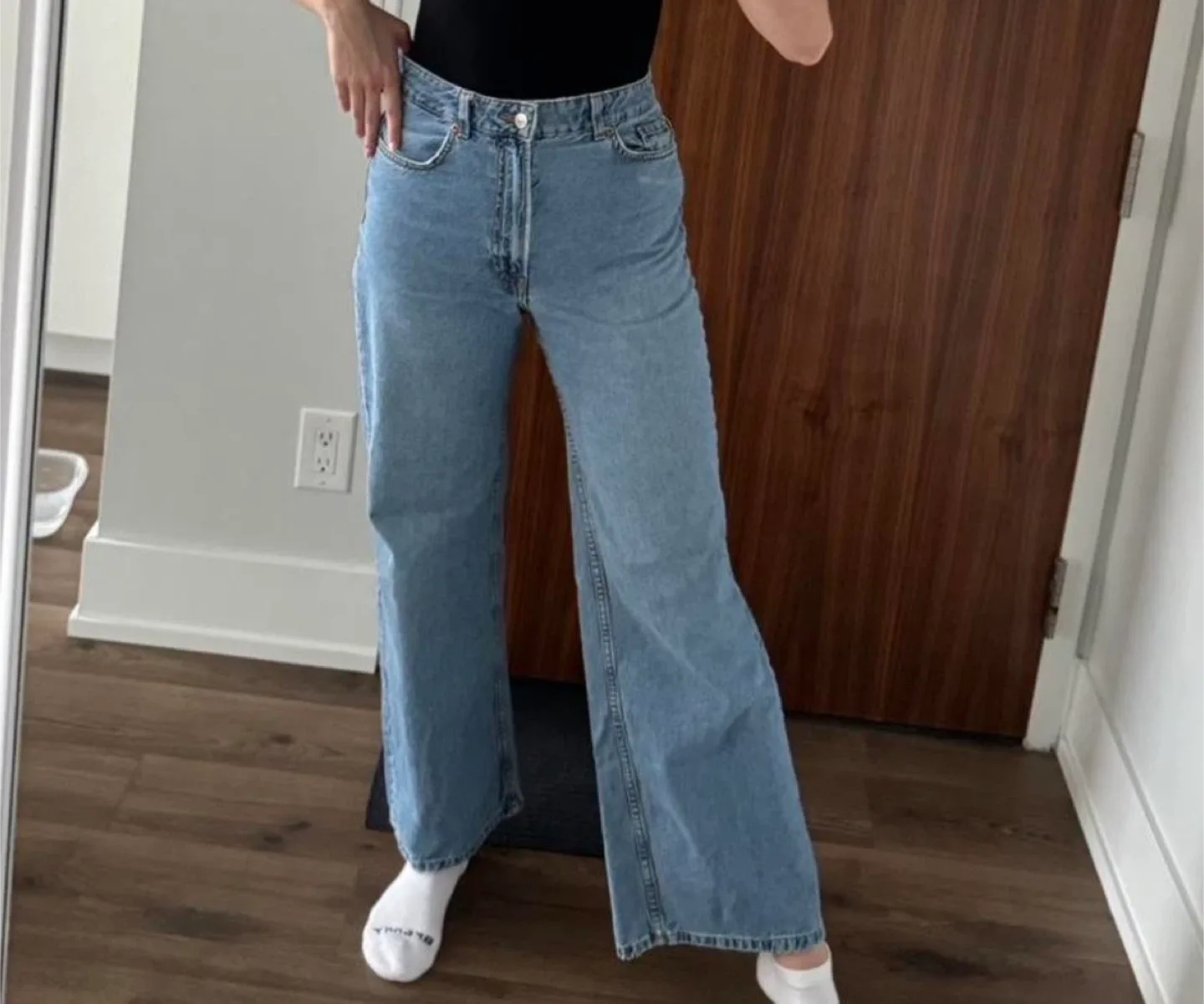 Light Wash Wide Leg Jeans image indicator(2)