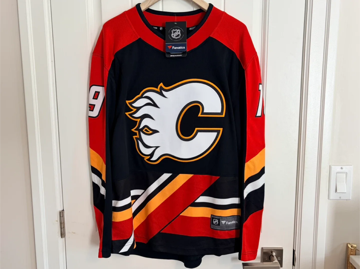 BNWT Authentic Fanatics Calgary Flames Matthew Tkachuk Jersey Sm image indicator(3)