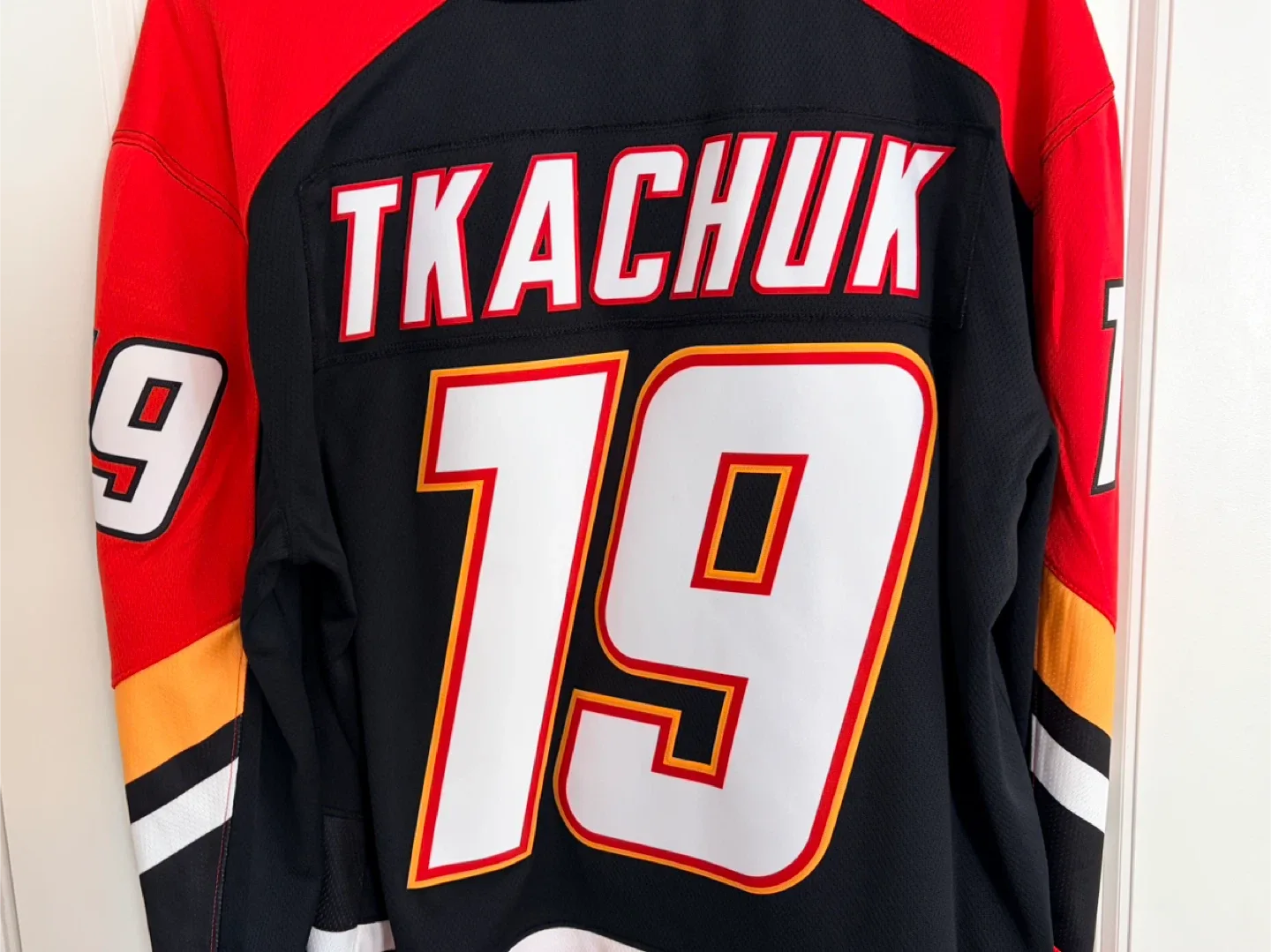 BNWT Authentic Fanatics Calgary Flames Matthew Tkachuk Jersey Sm image indicator(2)