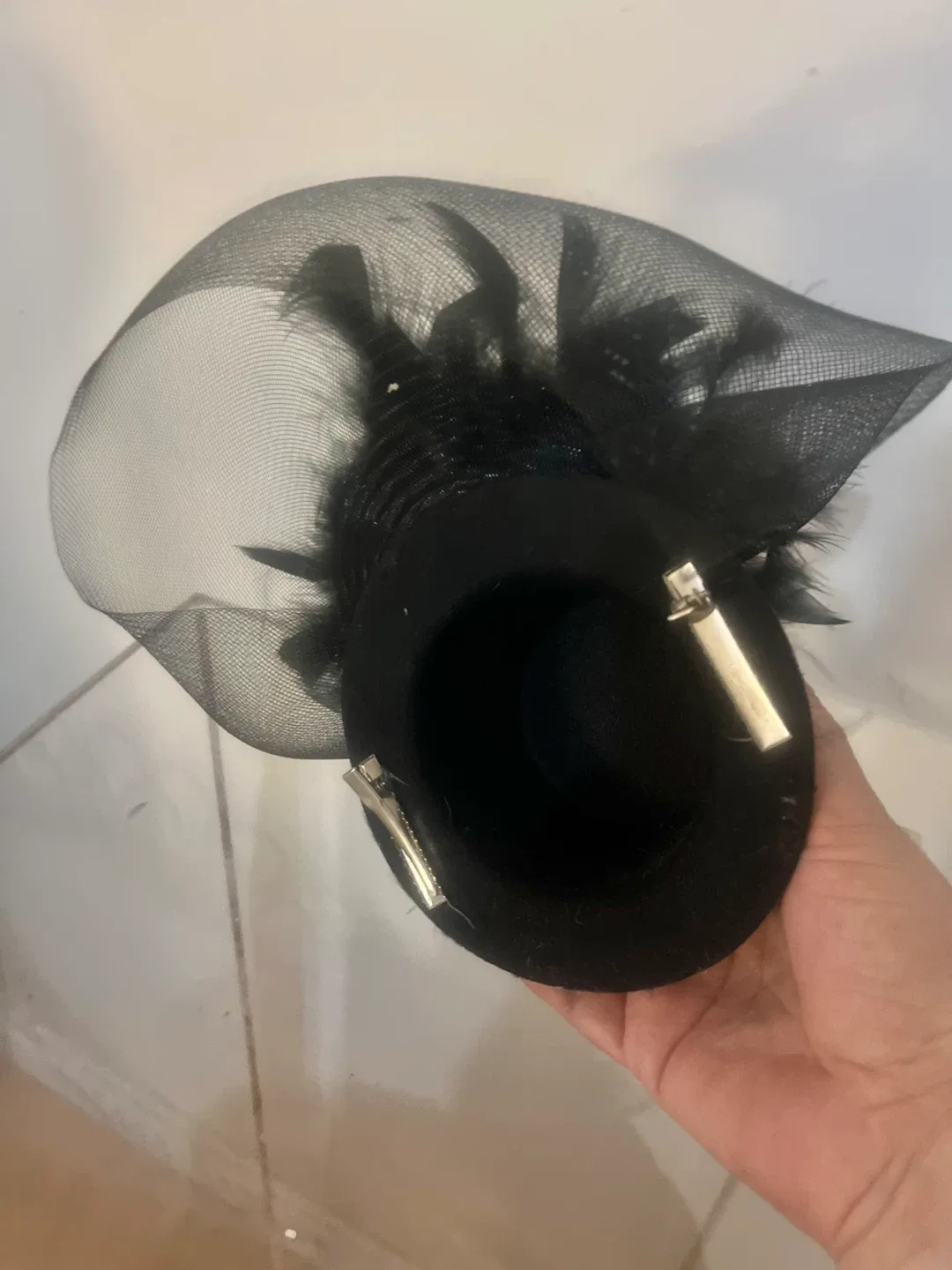 Black Feather Fascinator Hat image indicator(4)