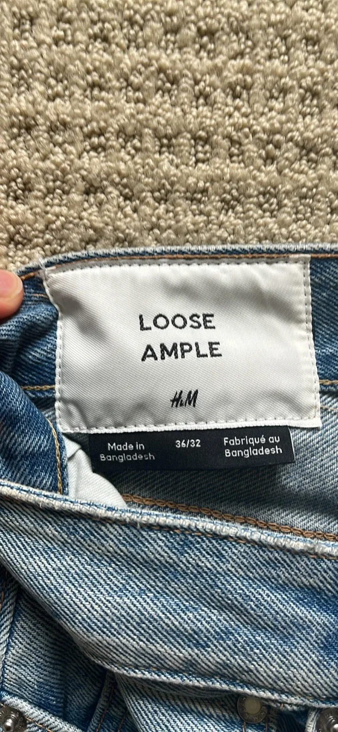 H&M Loose Ample Jeans image indicator(2)