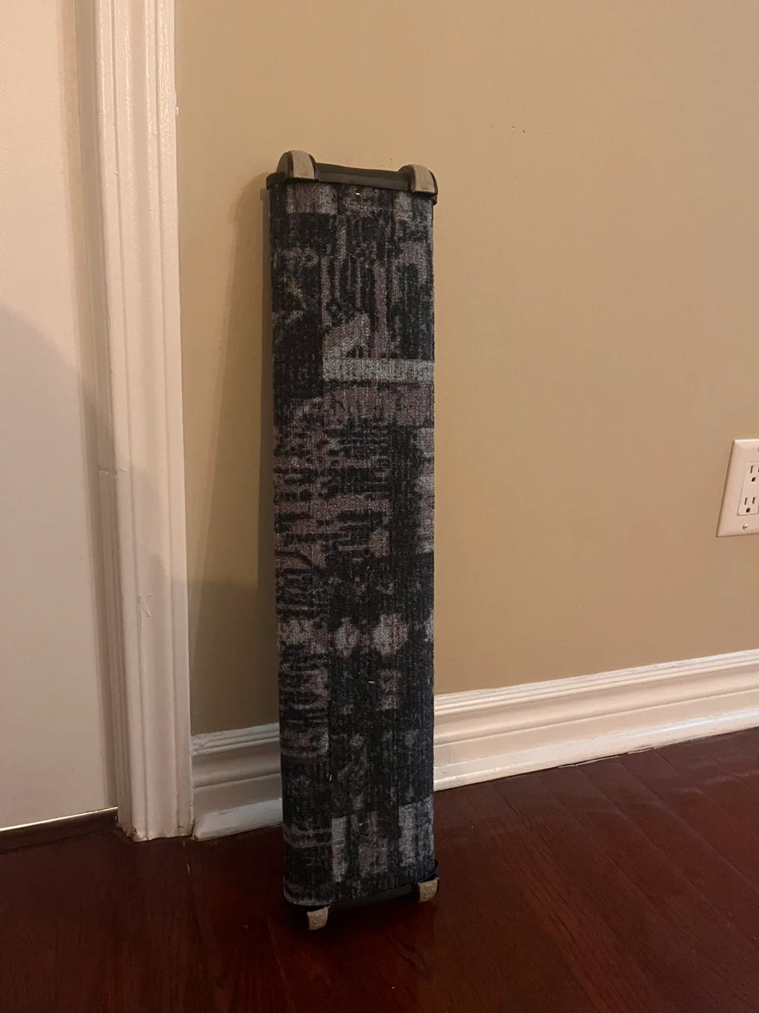 Omega Paw Lean-It Anywhere Scratching Post image indicator(2)