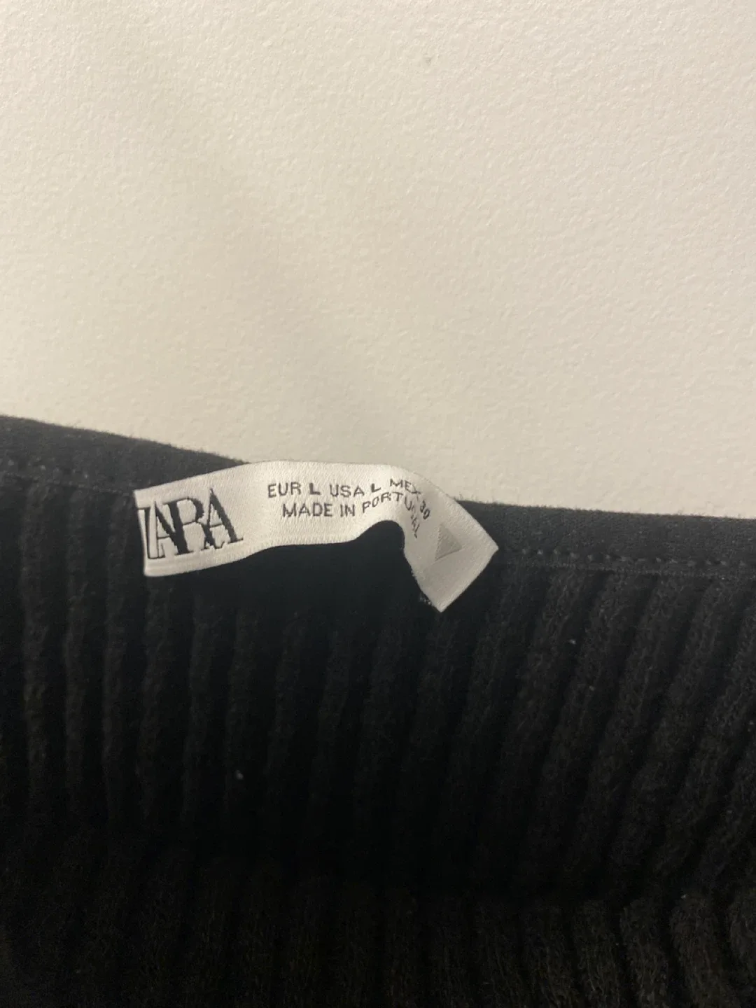 Black Ribbed Crop Top - Size L image indicator(2)