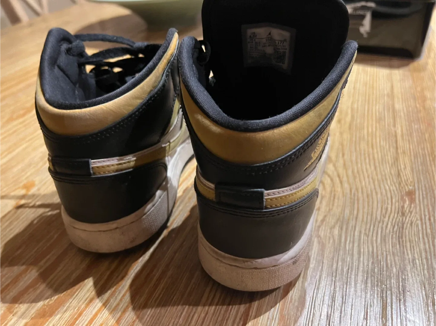 Air Jordan 1 Mid Black/Gold Kids Shoes image indicator(3)