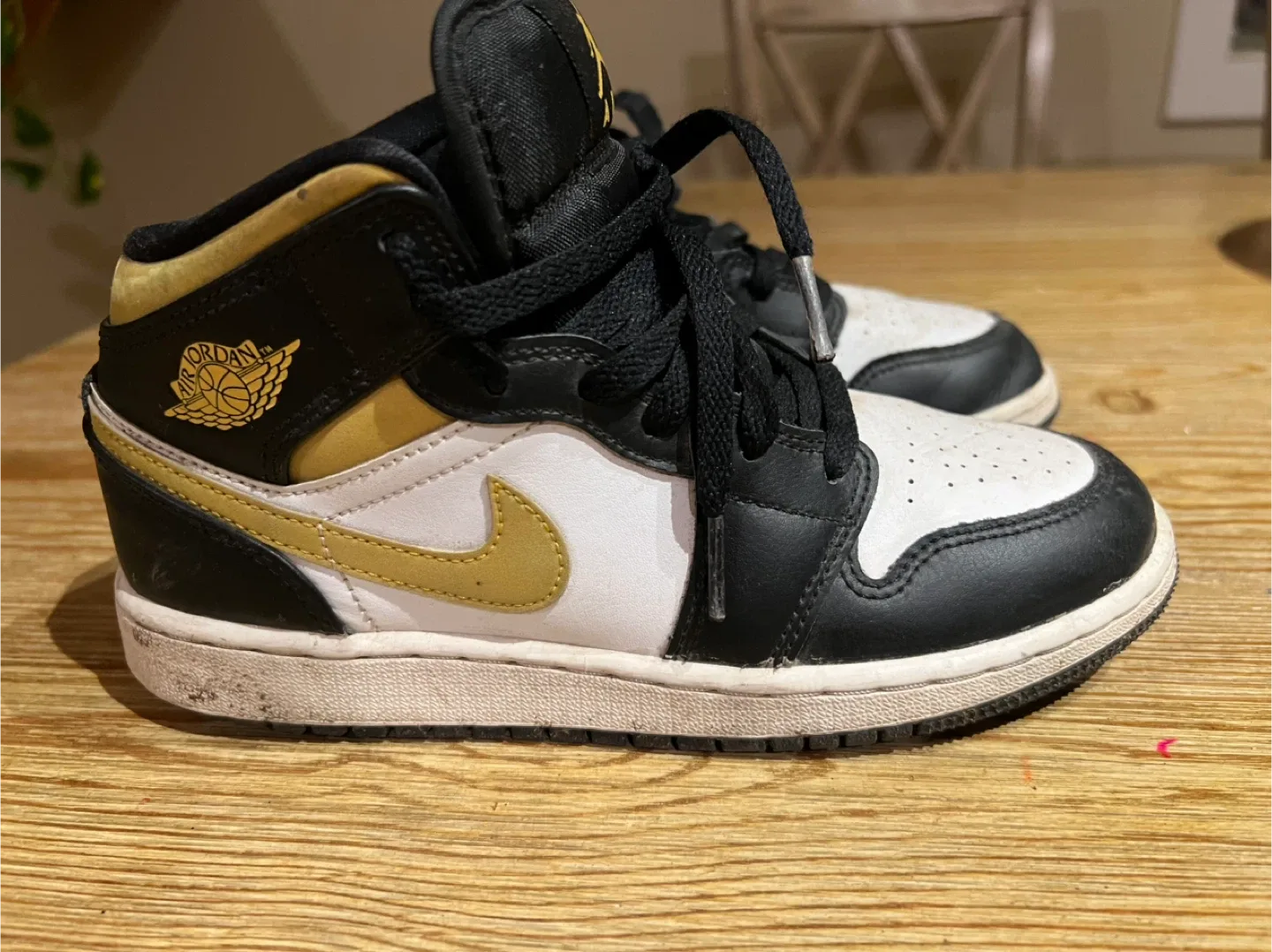 Air Jordan 1 Mid Black/Gold Kids Shoes thumbnail