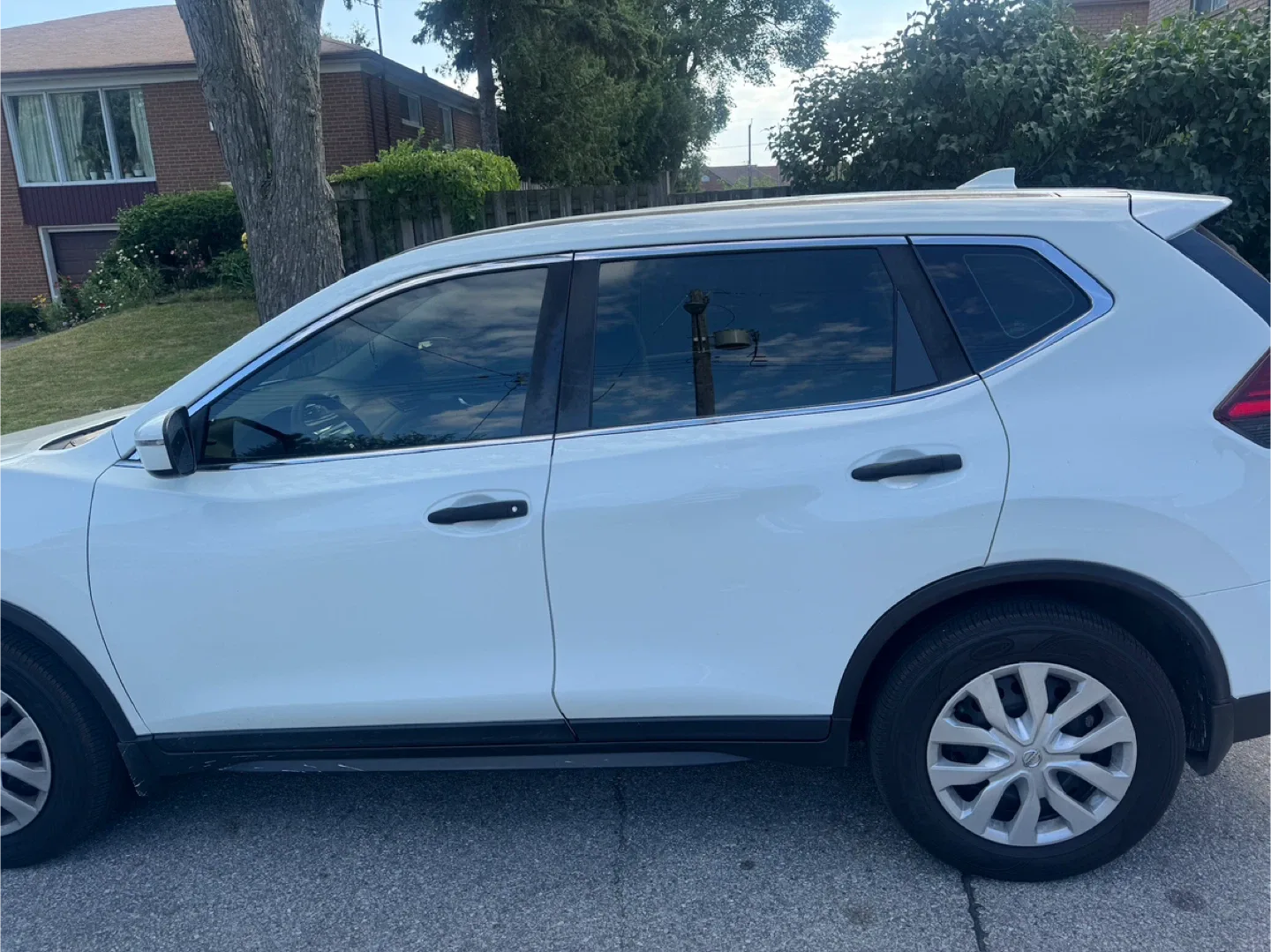 Nissan Rogue S 2017 - White SUV image indicator(5)