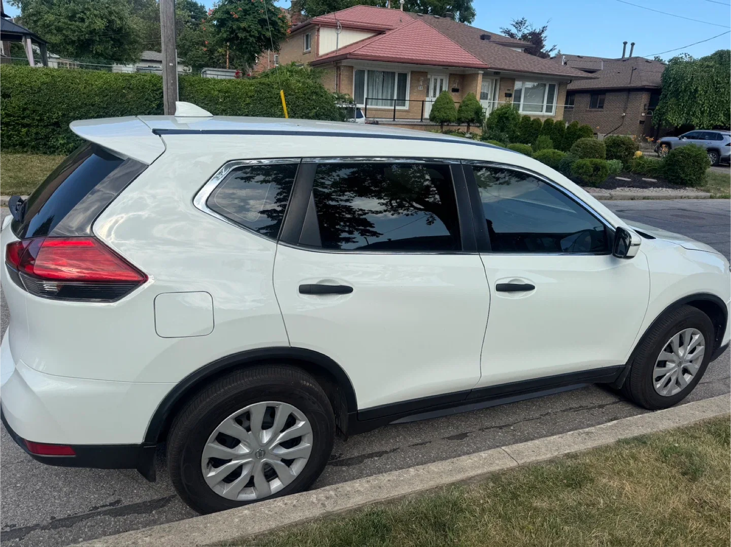Nissan Rogue S 2017 - White SUV image indicator(3)