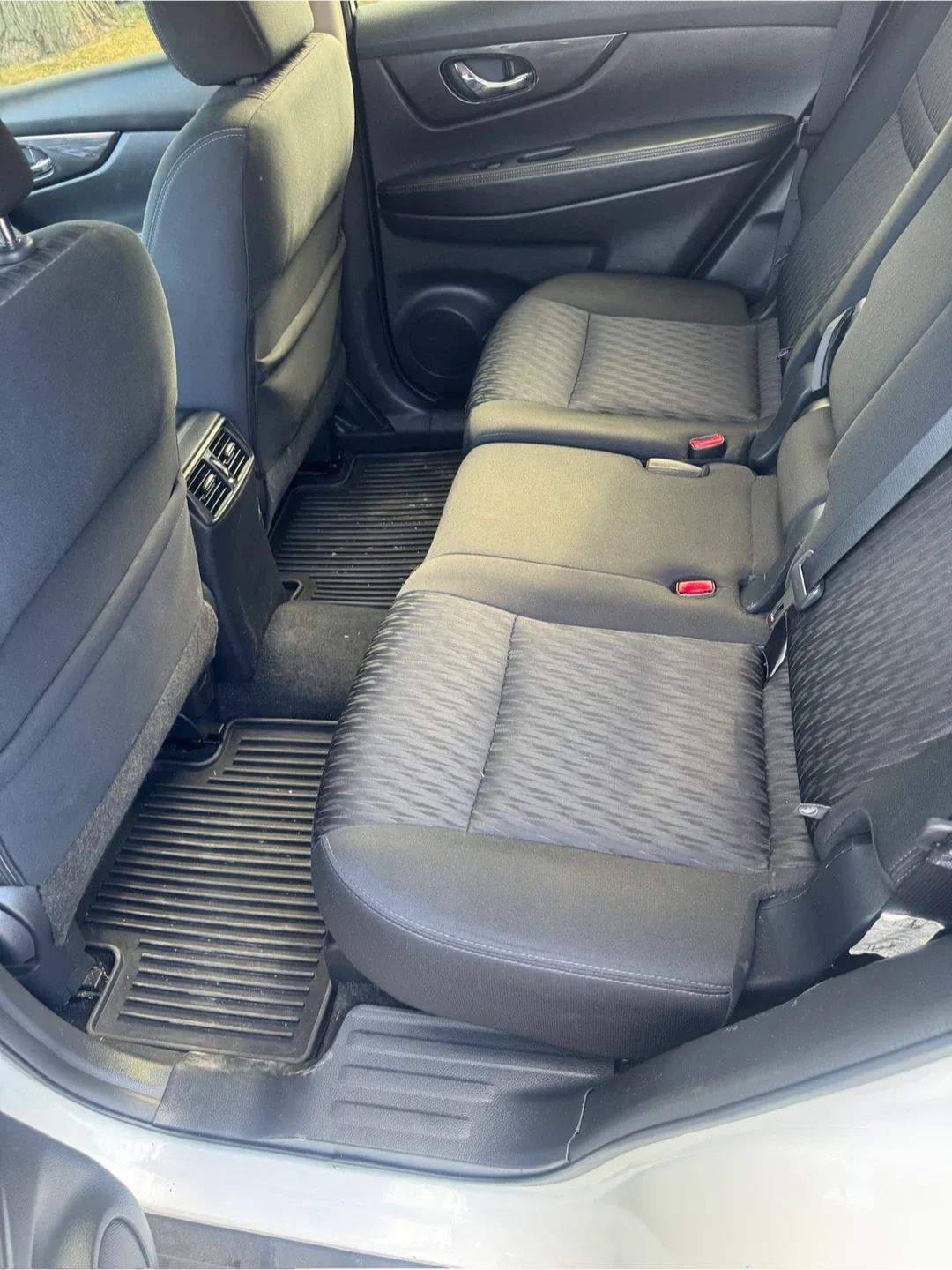 Nissan Rogue S 2017 - White SUV image indicator(8)