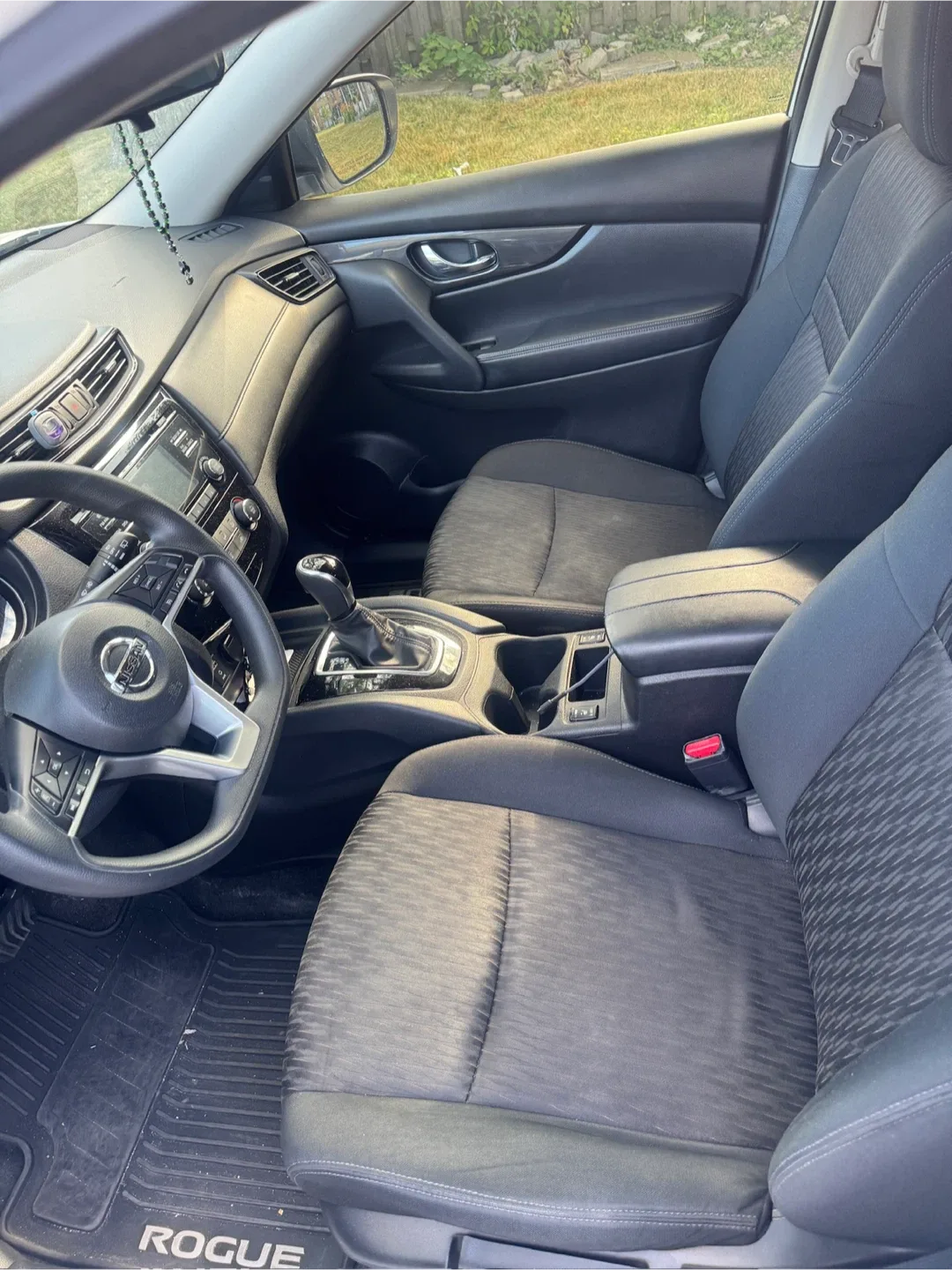 Nissan Rogue S 2017 - White SUV image indicator(7)