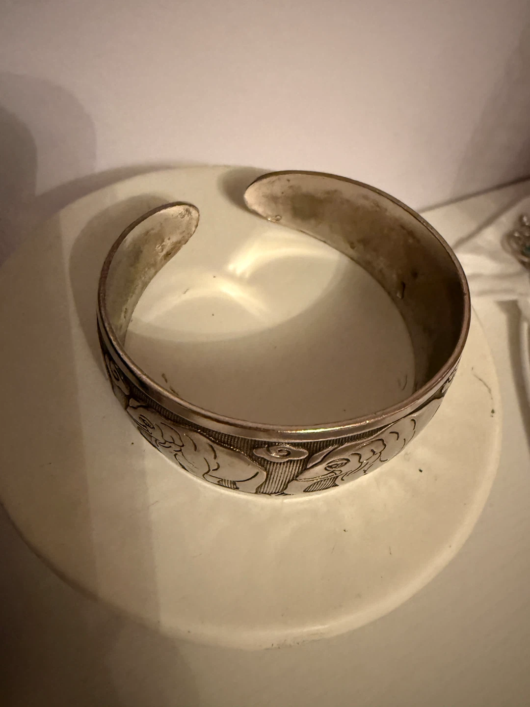Elephant Design Silver Cuff Bracelet - photo 2