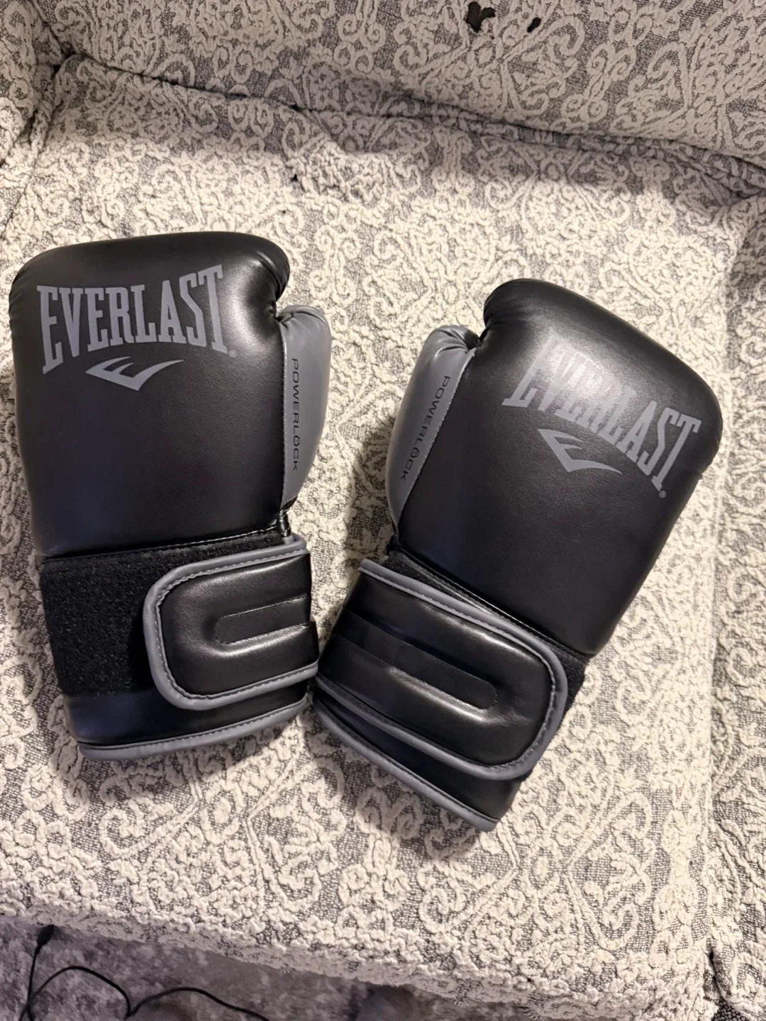Everlast PowerLock Boxing Gloves 16 oz image indicator(2)