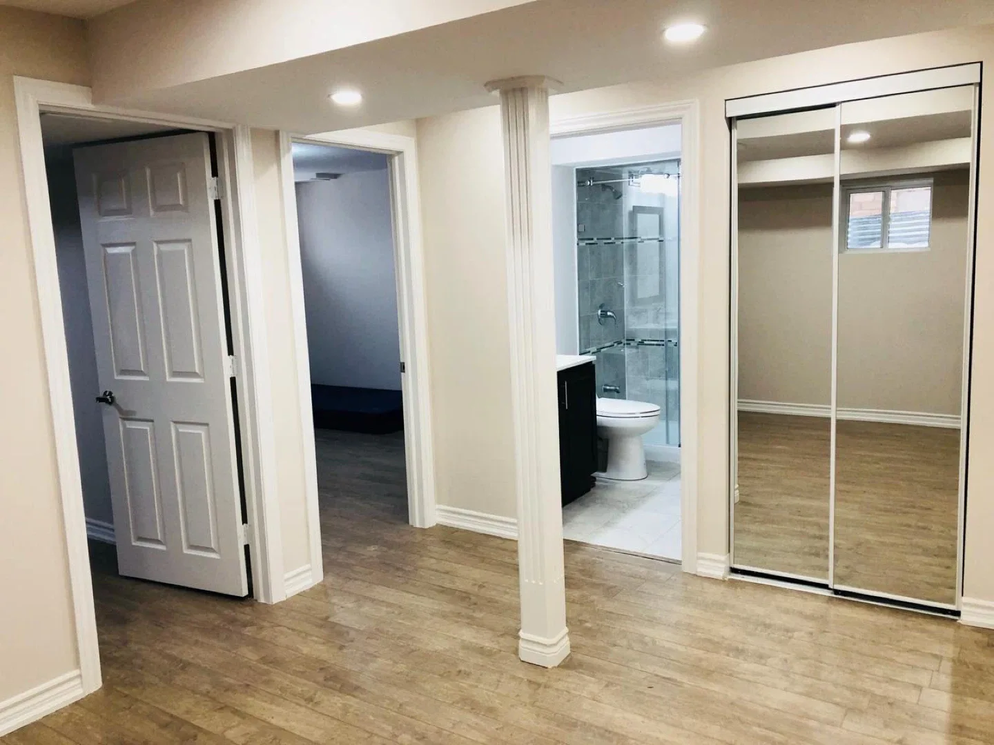 Room for rent. image indicator(6)