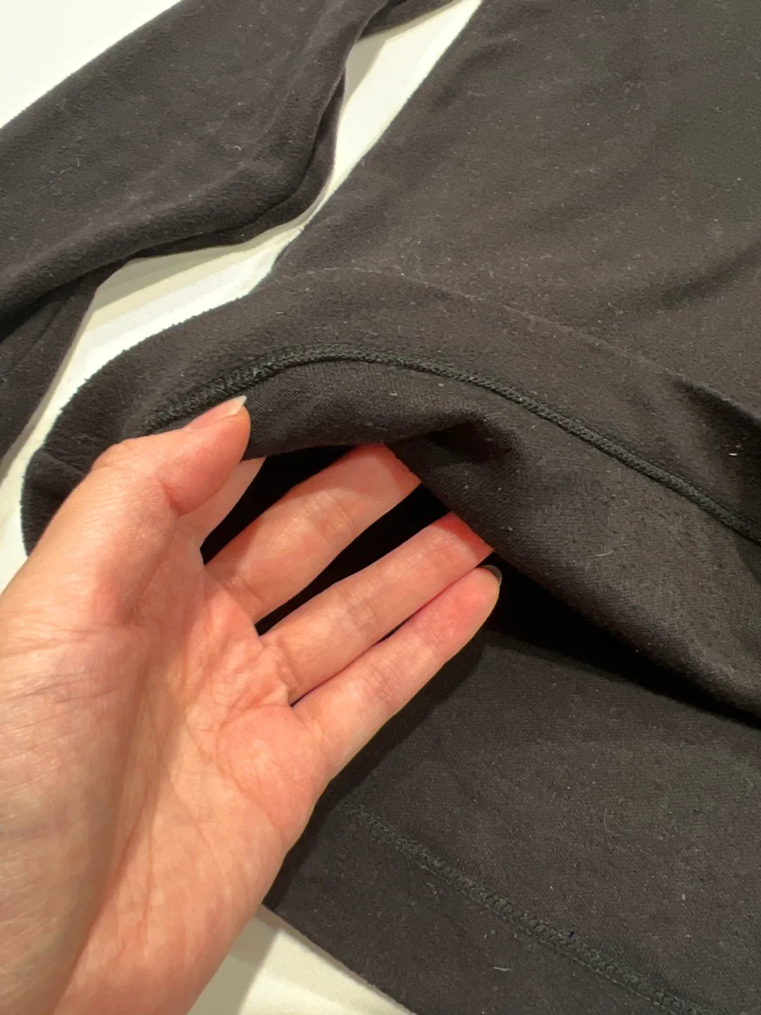 Uniqlo Black Turtleneck - Size L image indicator(3)