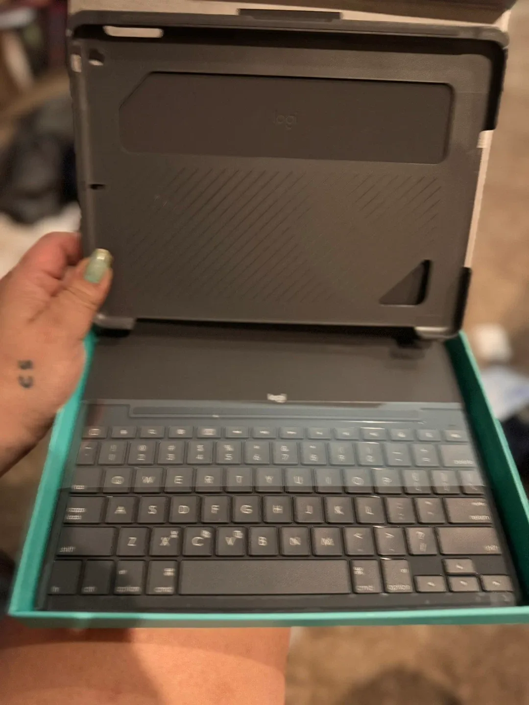 Logitech Slim Folio iPad (5th & 6th Gen) Keyboard Case image indicator(3)