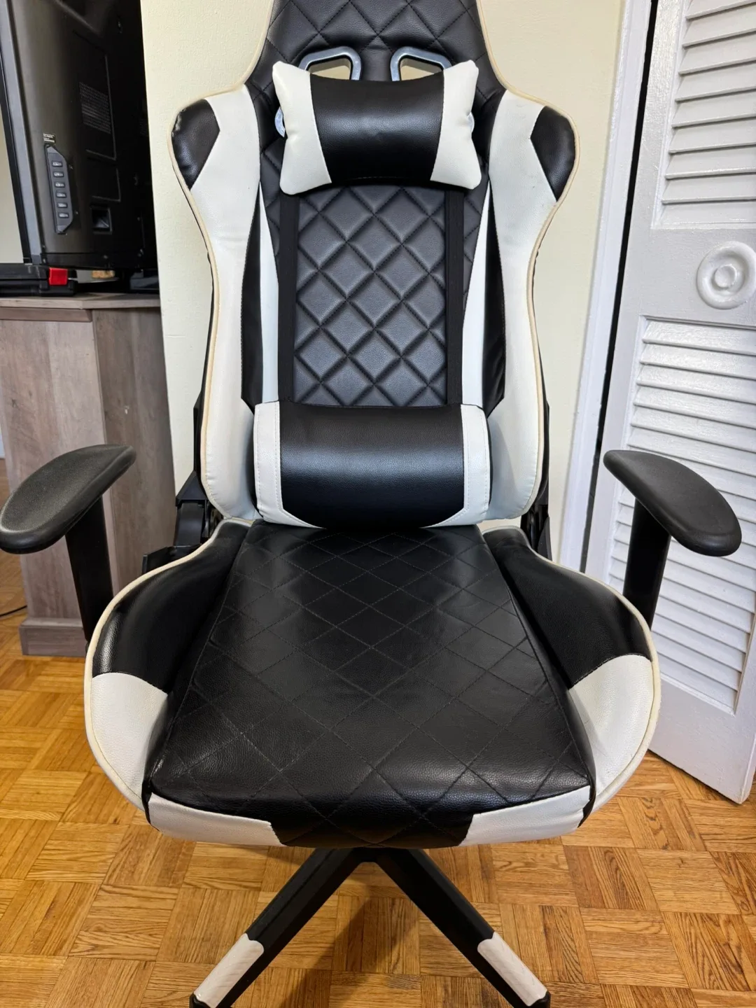 Black & White Gaming Chair thumbnail