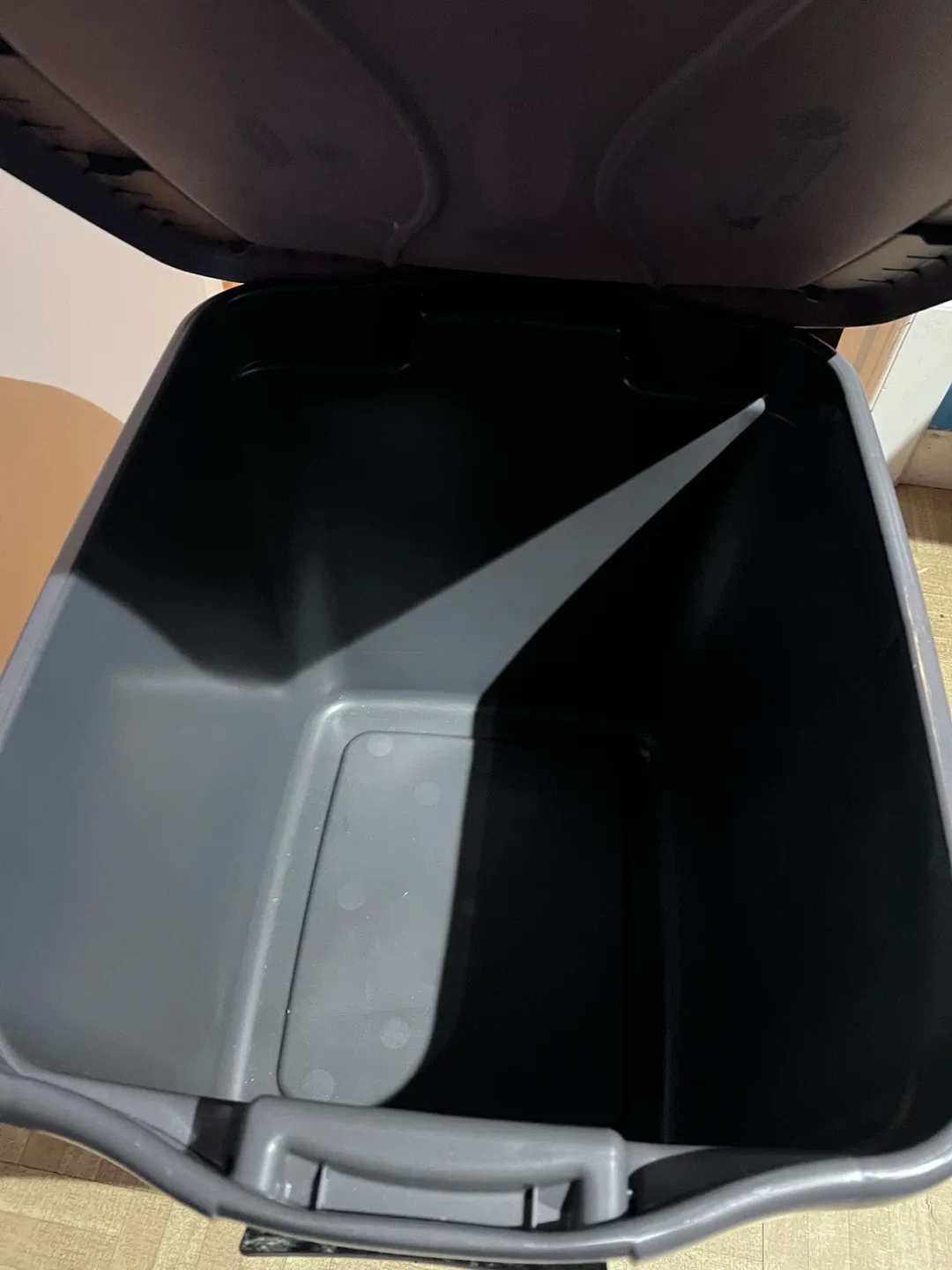 Rubbermaid Clever Store 21 Gal Container image indicator(2)