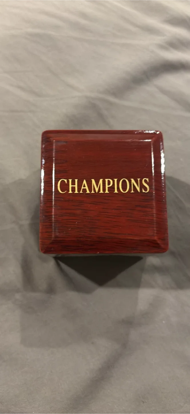 Lakers Champions Ring with Box image indicator(4)