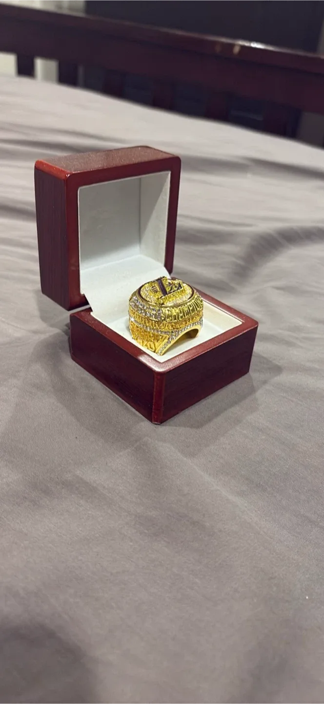 Lakers Champions Ring with Box image indicator(2)