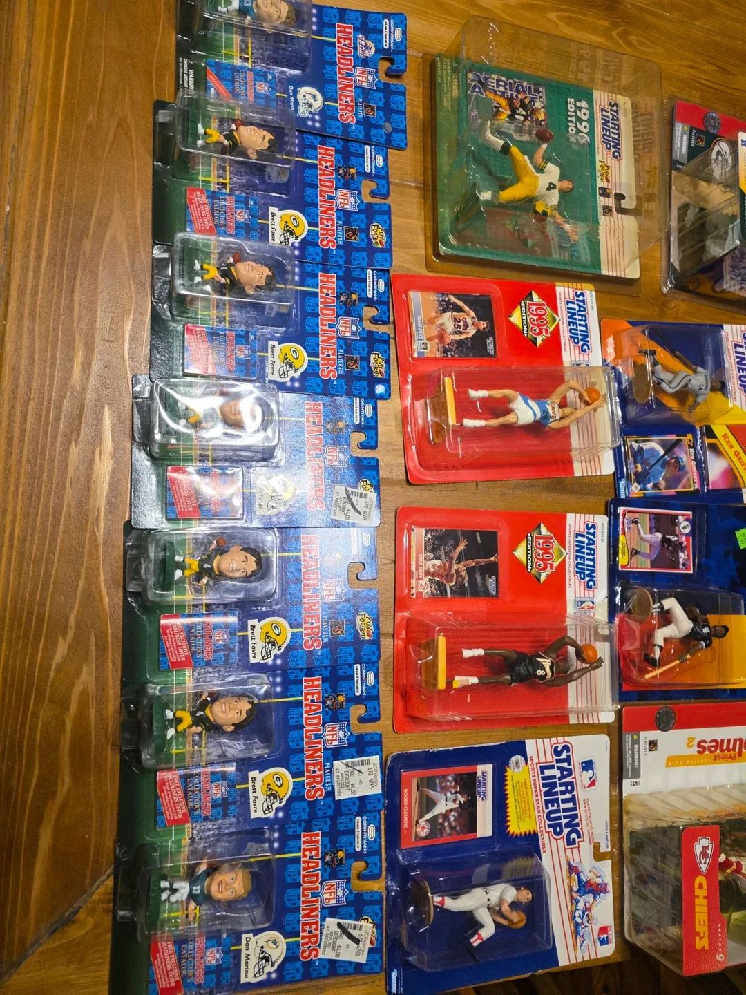 Starting Lineup & Headliners Figures image indicator(6)