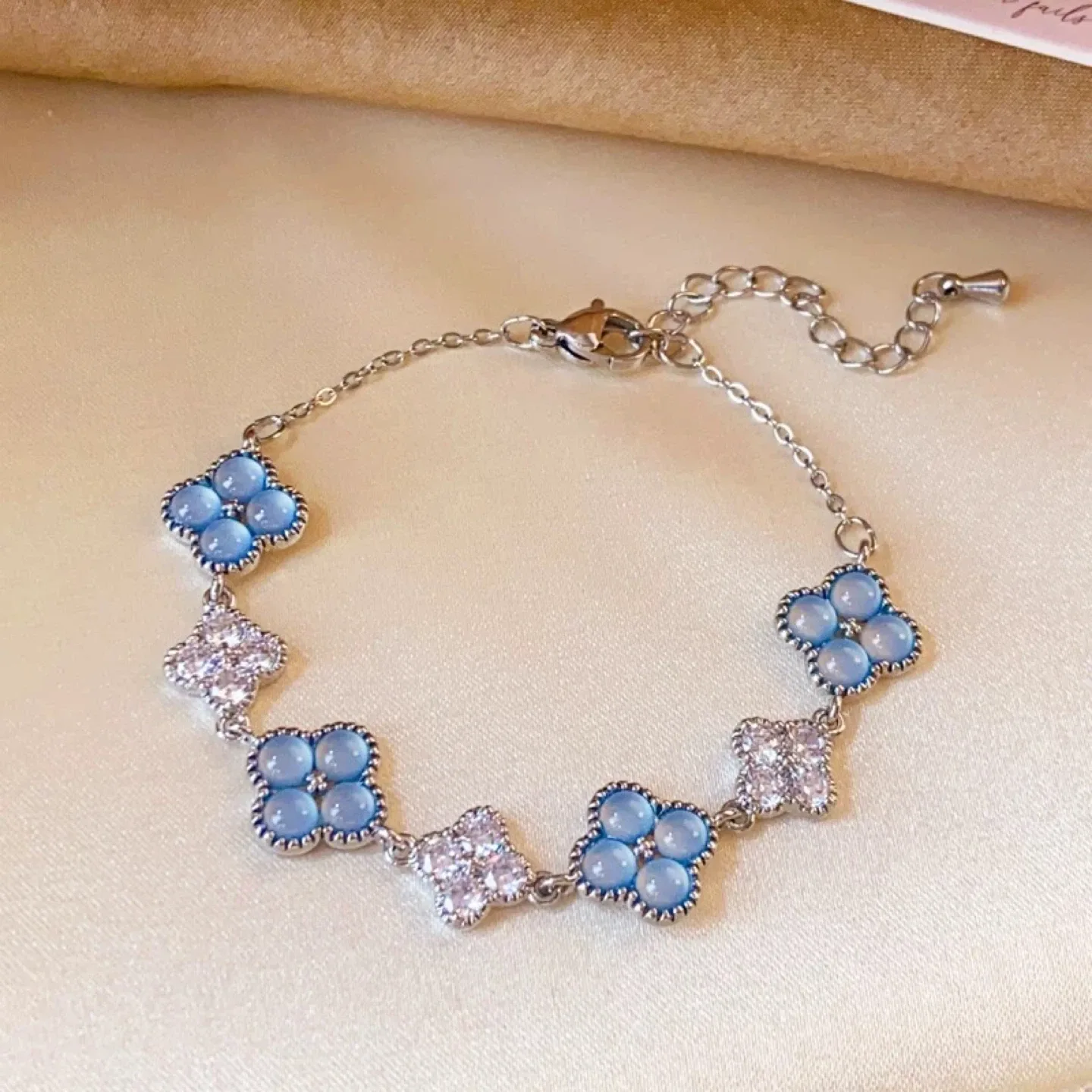 blue clover bracelet image indicator(2)