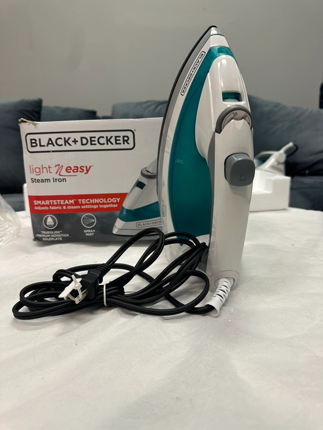 Black+Decker Light 'n Easy Steam Iron - New