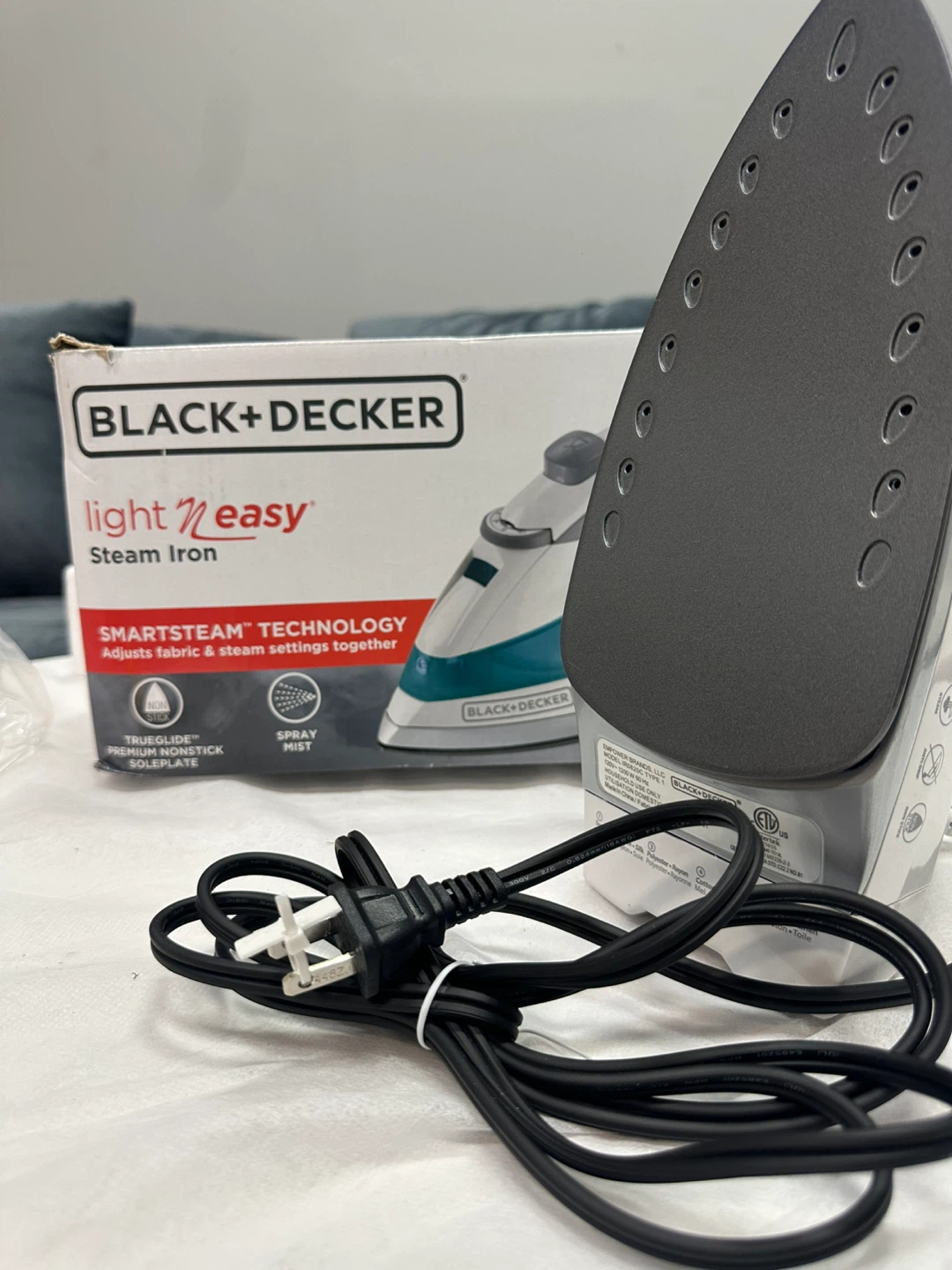 Black+Decker Light 'n Easy Steam Iron - New - photo 2