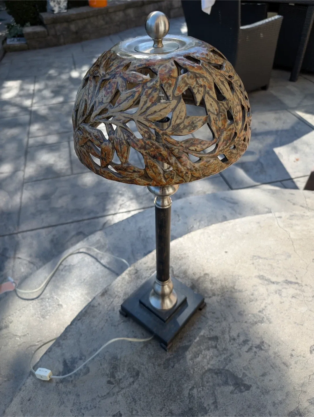 Leaf Patterned Table Lamp image indicator(2)