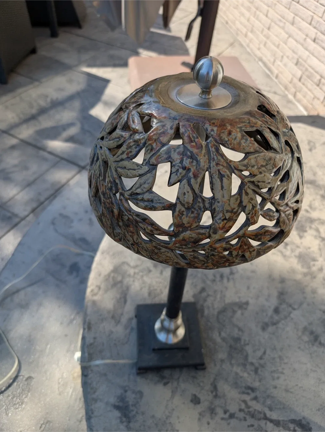 Leaf Patterned Table Lamp image indicator(3)