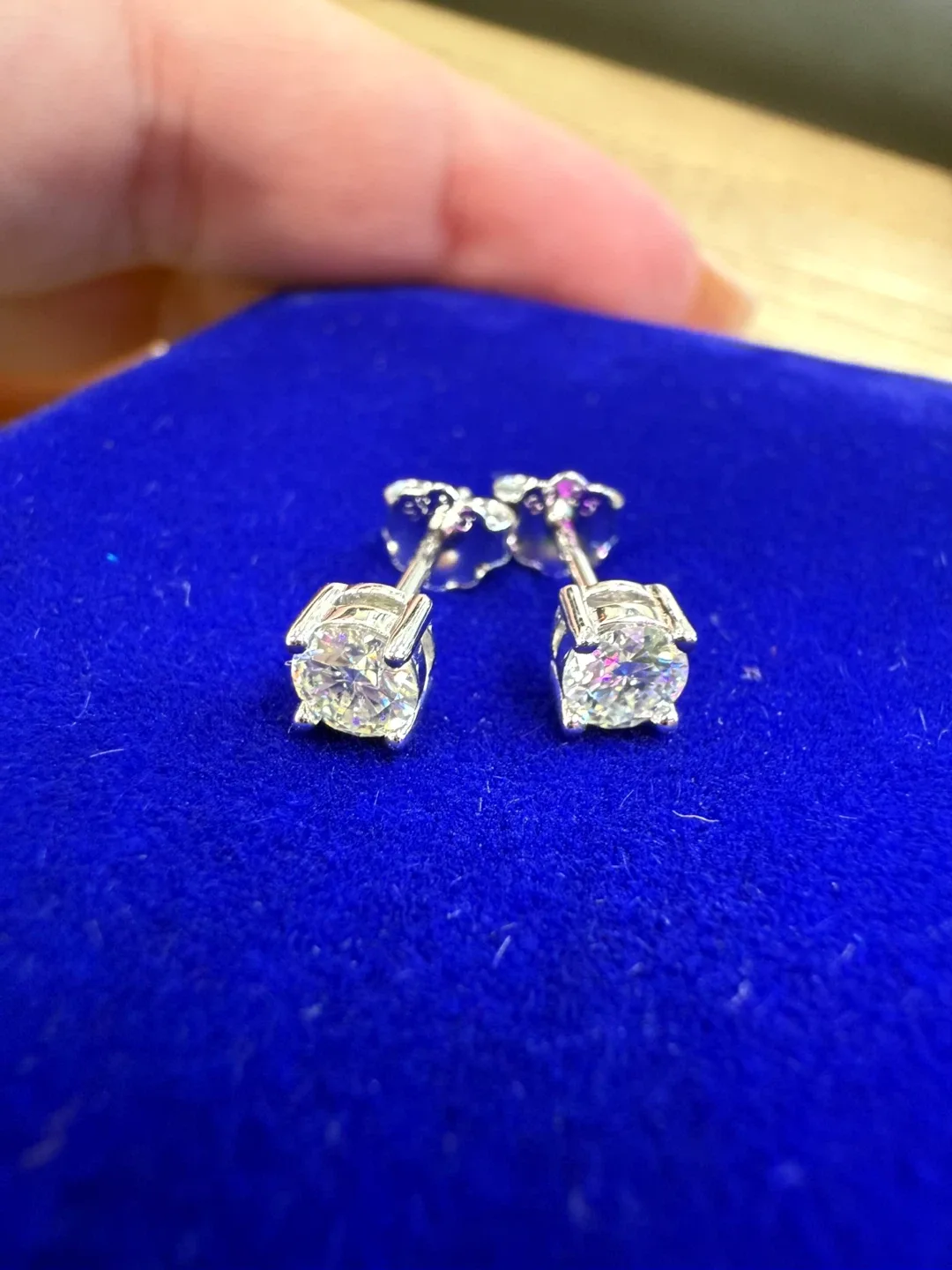 Brand new Silver 925 Stud Earrings 0.2 carats each image indicator(6)