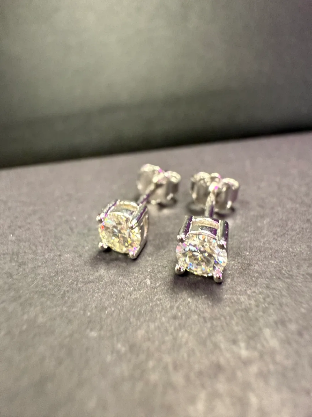 Brand new Silver 925 Stud Earrings 0.2 carats each image indicator(4)