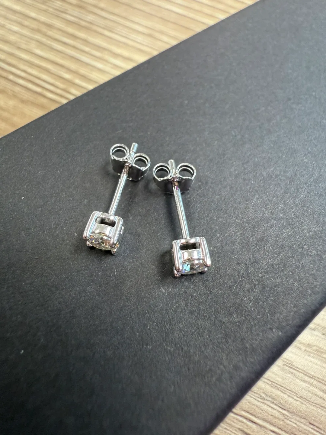 Brand new Silver 925 Stud Earrings 0.2 carats each image indicator(3)