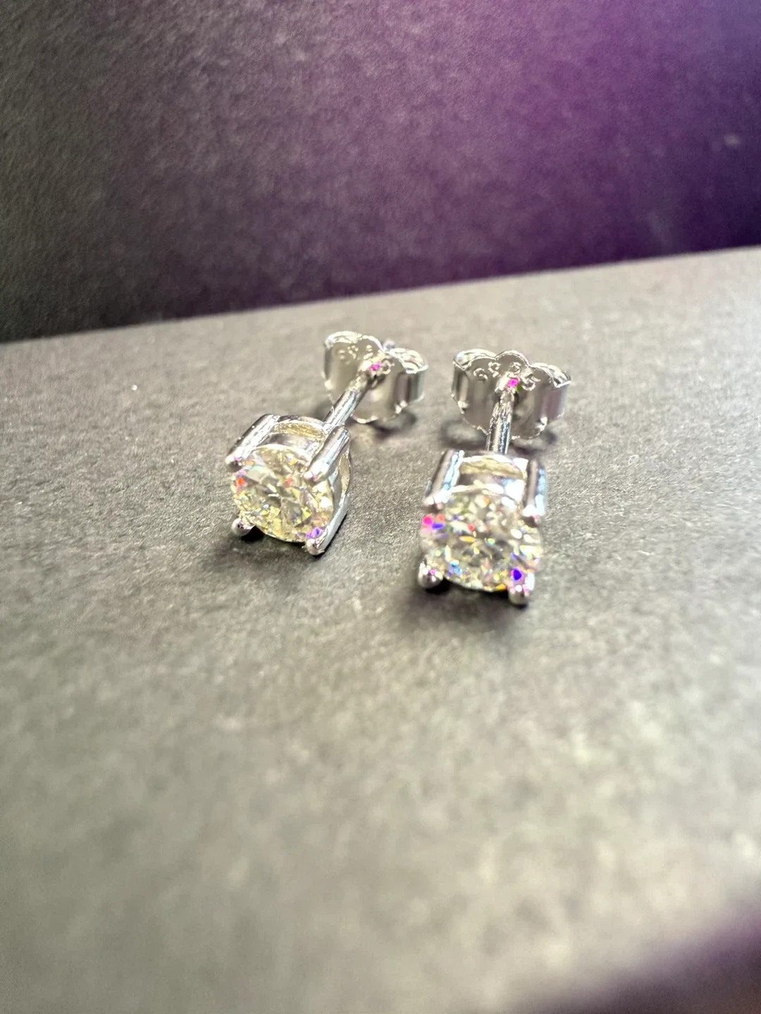 Brand new Silver 925 Stud Earrings 0.2 carats each image indicator(5)