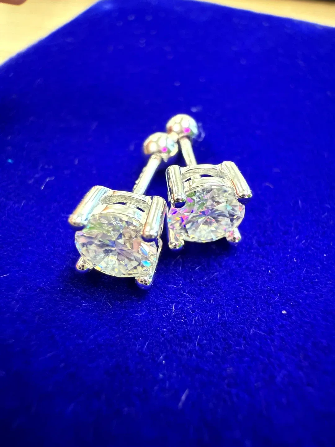 Brand new Moissanite Stud Earrings 0.5Ct image indicator(3)