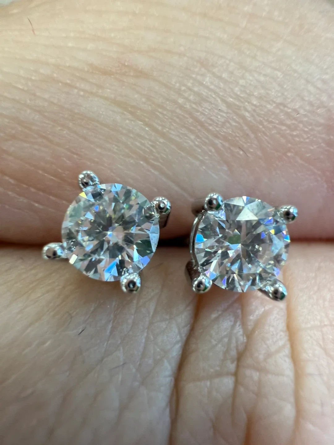 Brand new Moissanite Stud Earrings 0.5Ct image indicator(2)