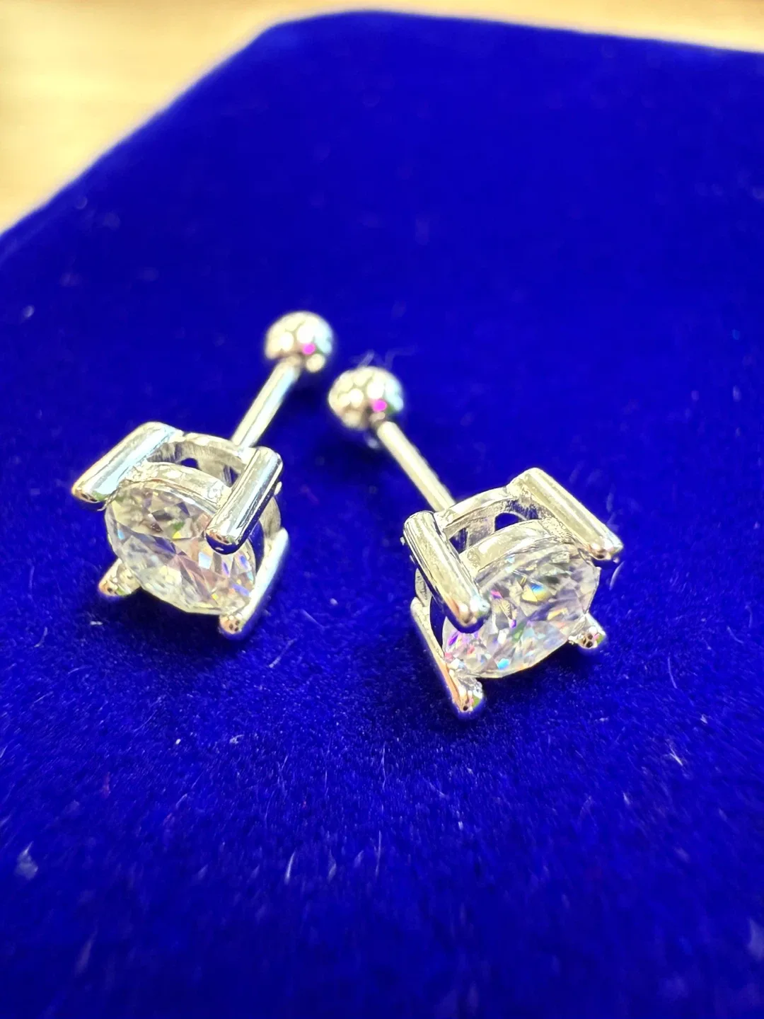 Brand new Moissanite Stud Earrings 0.5Ct image indicator(4)