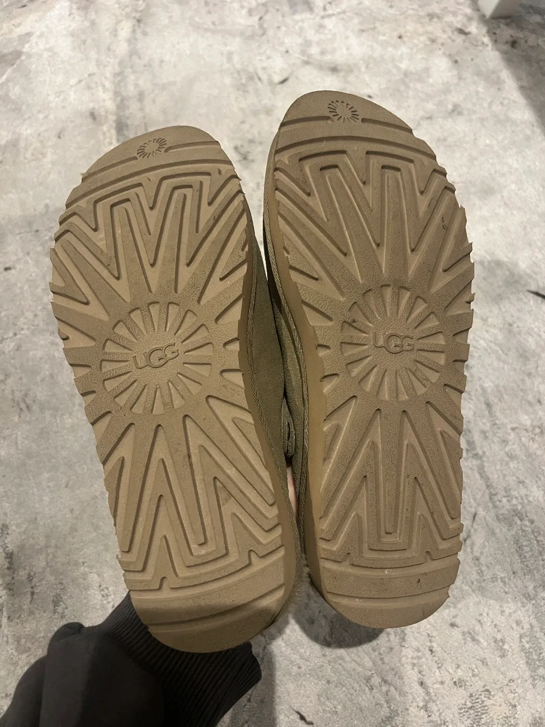 UGG Women’s Lanah Clog Slipper Size 9 image indicator(4)