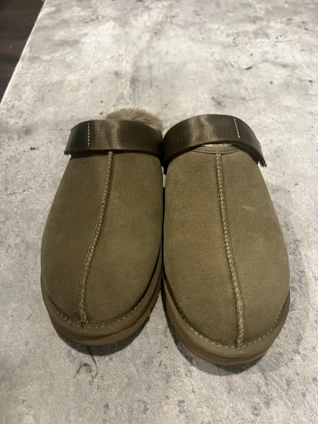 UGG Women’s Lanah Clog Slipper Size 9 image indicator(2)