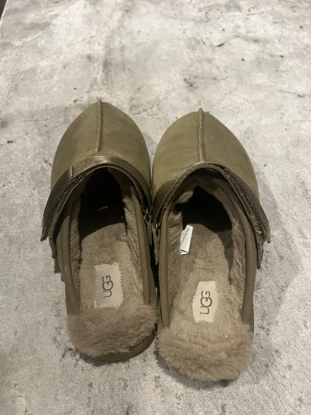 UGG Women’s Lanah Clog Slipper Size 9 image indicator(3)