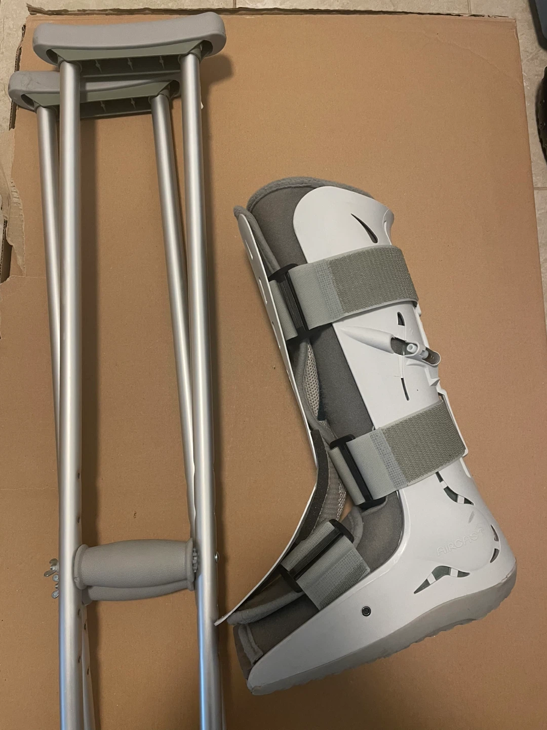 Free 🧡: Crutches + Aircast